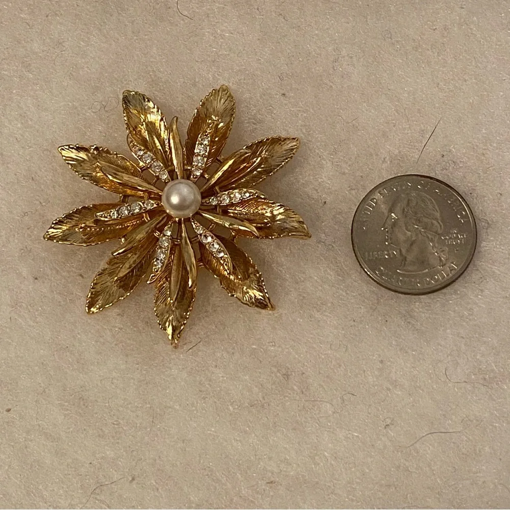 VINTAGE BROOCH LAYERED FLOWER GOLD TONE RHINESTONE PEARL MID CENTURY LAYERS